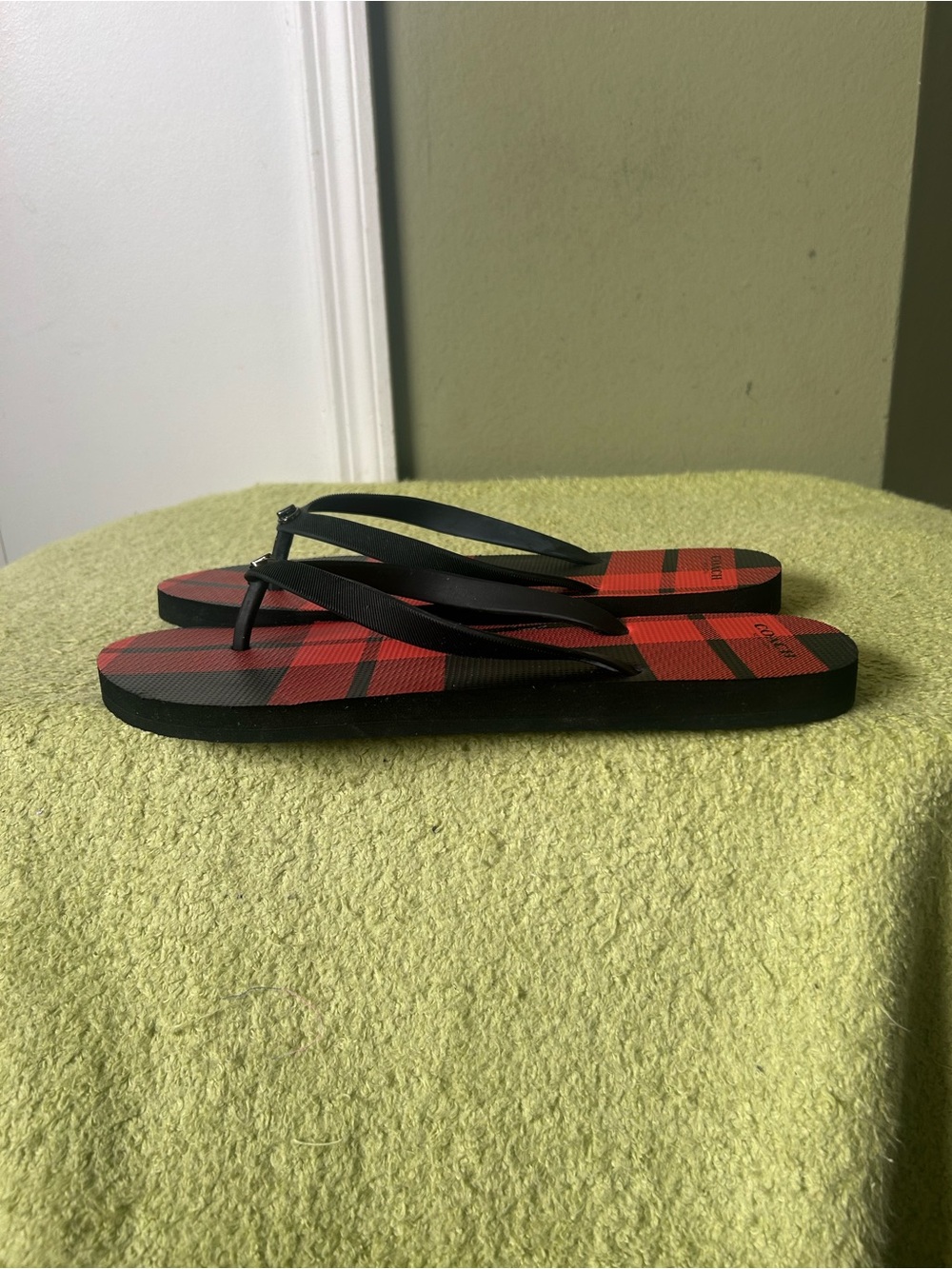 NWOT Coach Alyssa Women’s Black Red Pattern Flip Flops Slide Sandal Sz 11 - Picture 6 of 11
